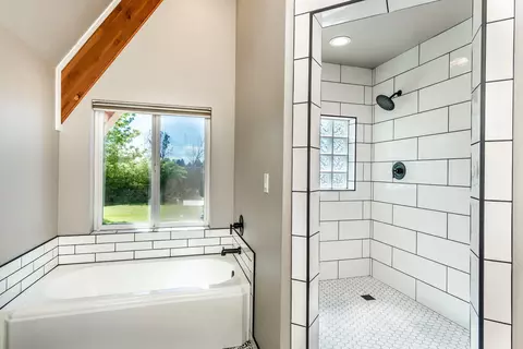 Bath - 22675 Crestview Ln, Bend, OR 97702 photo 1 of 8