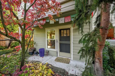 64 N Mountain Ave, Ashland, OR 97520