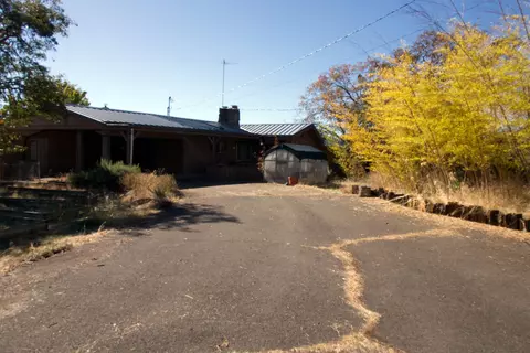 575 Leafwood Dr, Eagle Point, OR 97524 photo 2