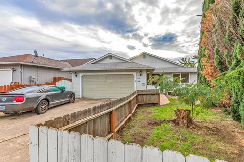 597 N Heights Dr, Eagle Point, OR 97524