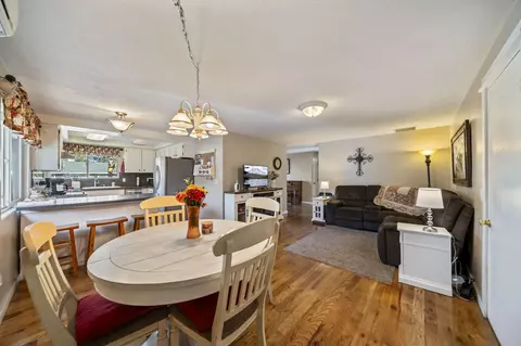 Dining - 422 SW Blakely Ct, Bend, OR 97702 photo 1 of 4