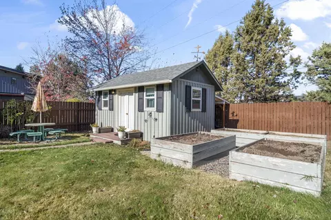 Exterior - 422 SW Blakely Ct, Bend, OR 97702 photo 7 of 8