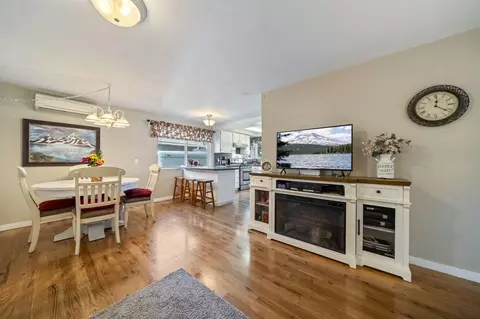 Dining - 422 SW Blakely Ct, Bend, OR 97702 photo 4 of 4