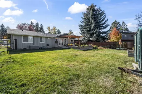 Exterior - 422 SW Blakely Ct, Bend, OR 97702 photo 8 of 8