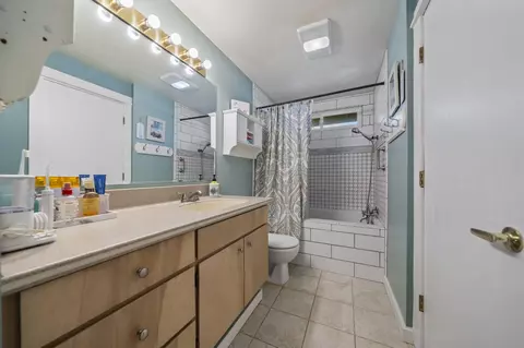 Bath - 422 SW Blakely Ct, Bend, OR 97702 photo 2 of 3