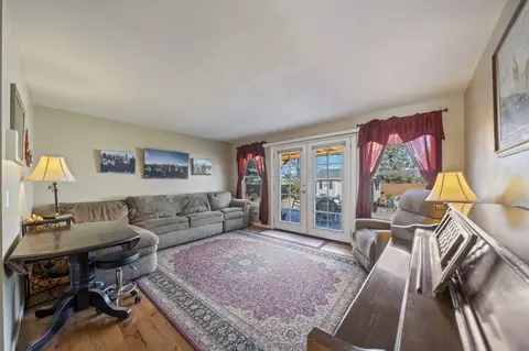 Living - 422 SW Blakely Ct, Bend, OR 97702 photo 3 of 4