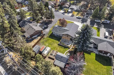 View/Area - 422 SW Blakely Ct, Bend, OR 97702 photo 3 of 10