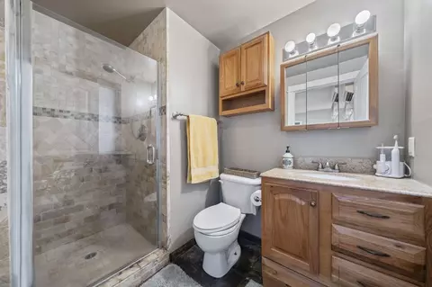 Bath - 422 SW Blakely Ct, Bend, OR 97702 photo 1 of 3
