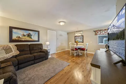 Living - 422 SW Blakely Ct, Bend, OR 97702 photo 2 of 4