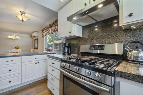 Kitchen - 422 SW Blakely Ct, Bend, OR 97702 photo 2 of 3