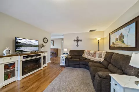 Living - 422 SW Blakely Ct, Bend, OR 97702 photo 1 of 4