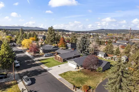 View/Area - 422 SW Blakely Ct, Bend, OR 97702 photo 7 of 10