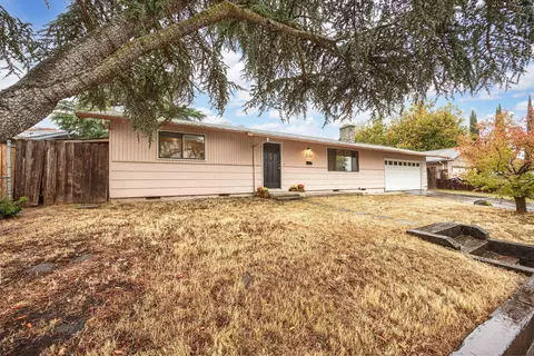 1237 Vista Dr, Central Point, OR 97502