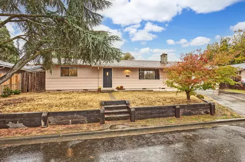 1237 Vista Dr, Central Point, OR 97502 photo 2