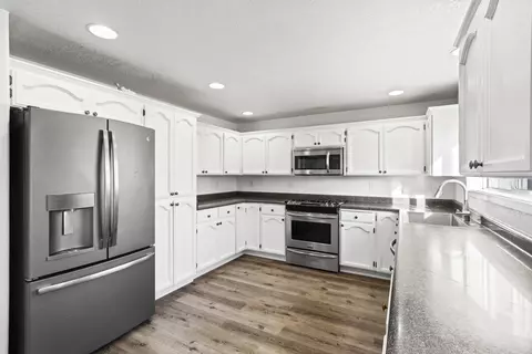 Kitchen - 441 Candis Dr, Eagle Point, OR 97524 photo 3 of 3