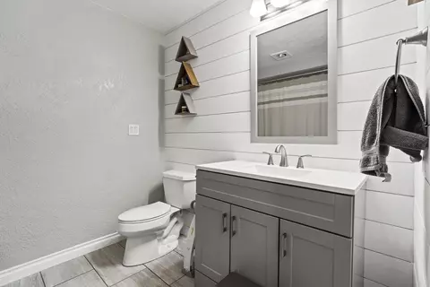 Bath - 441 Candis Dr, Eagle Point, OR 97524 photo 2 of 4