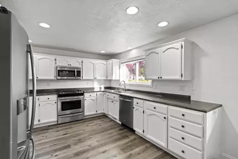 Kitchen - 441 Candis Dr, Eagle Point, OR 97524 photo 1 of 3