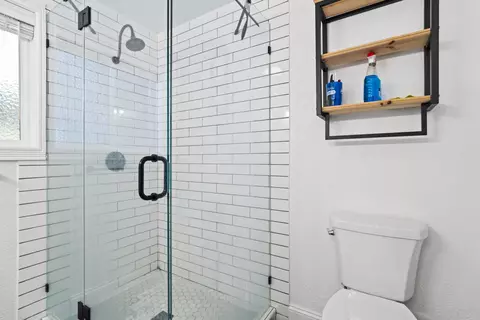 Bath - 441 Candis Dr, Eagle Point, OR 97524 photo 4 of 4