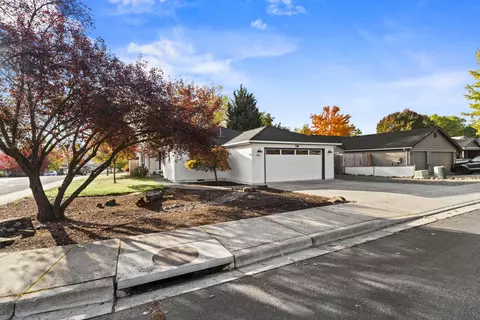Exterior - 441 Candis Dr, Eagle Point, OR 97524 photo 2 of 8