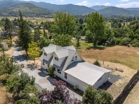 135 Maywood Way, Ashland, OR 97520