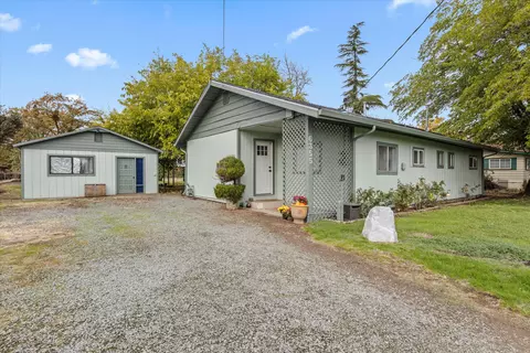 6355 Harold Rd, Central Point, OR 97502 photo 2