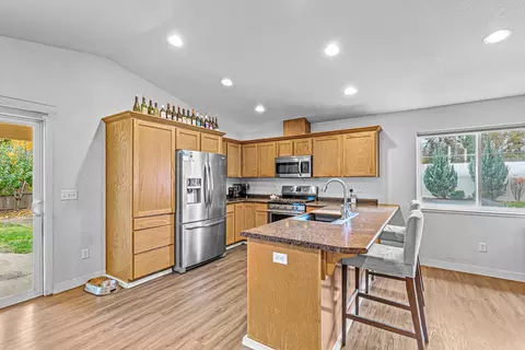 100 Rhonda Ln, Phoenix, OR 97535 photo 9