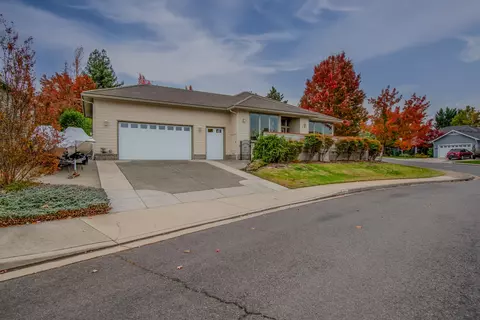 285 Briarwood Ln, Medford, OR 97504