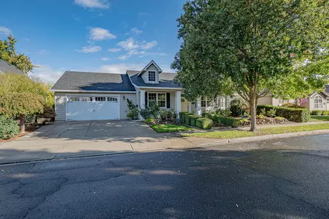 642 Red Oak St, Central Point, OR 97502
