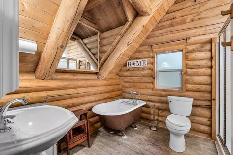 Bath - 16669 Willow Ln, La Pine, OR 97739 photo 2 of 2