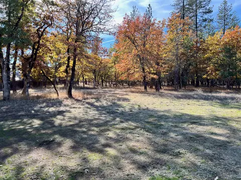 521 Rogue Air Dr, Shady Cove, OR 97539