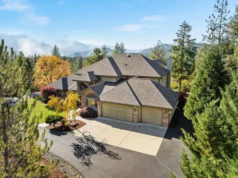 596 Bellewood Dr, Grants Pass, OR 97527