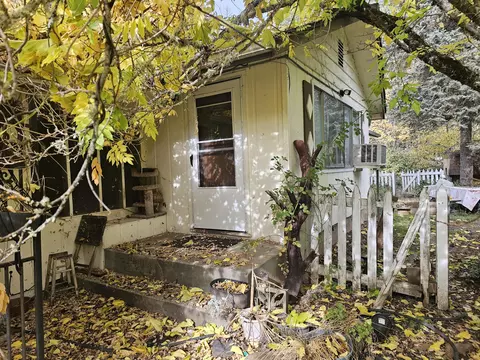 898 Grays Creek Rd, Grants Pass, OR 97527