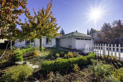 772 Jaquelyn St, Ashland, OR 97520