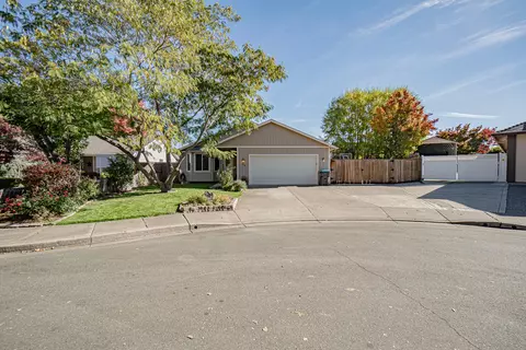 1190 White Chapel Dr, Central Point, OR 97502