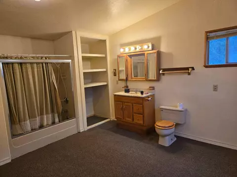 Bath - 1263 Waldo Rd, O'brien, OR 97534 photo 2 of 3
