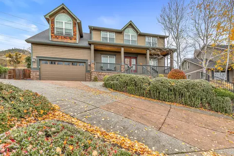 4521 Pinnacle Dr, Medford, OR 97504