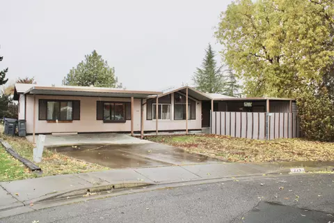 225 Taylor St, Talent, OR 97540