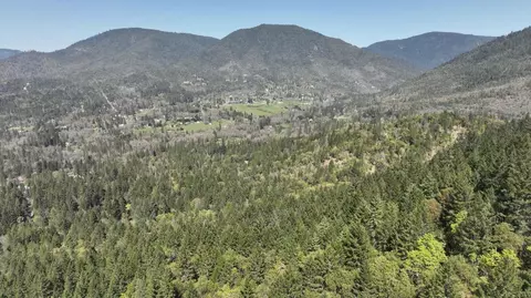 490 Surrey Dr, Grants Pass, OR 97526