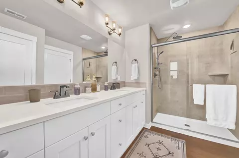 Bath - 61574 SE Depot Loop, Bend, OR 97702 photo 1 of 3