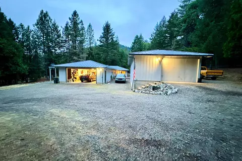 1969 Holcomb Springs Rd, Gold Hill, OR 97525