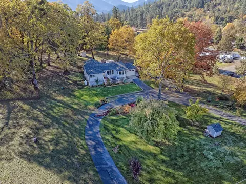 141 E Rosewood St, Grants Pass, OR 97527