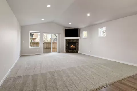 Living - 21384 Oakview Dr, Bend, OR 97701 photo 1 of 1