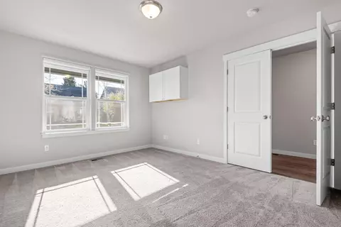 Bedroom - 21384 Oakview Dr, Bend, OR 97701 photo 1 of 2