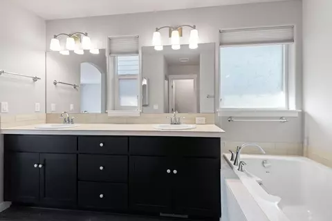 Bath - 21384 Oakview Dr, Bend, OR 97701 photo 3 of 4