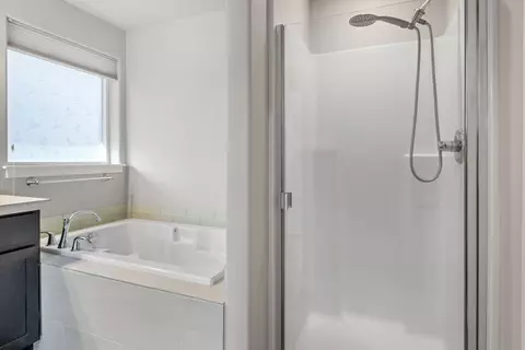 Bath - 21384 Oakview Dr, Bend, OR 97701 photo 4 of 4