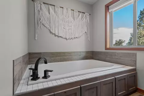 Bath - 64731 Alcor Pl, Bend, OR 97703 photo 3 of 4