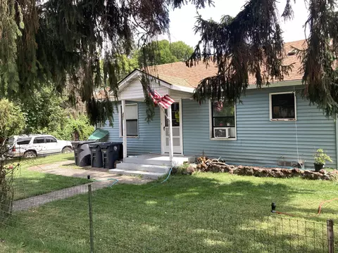 401 W 1st St, Phoenix, OR 97535