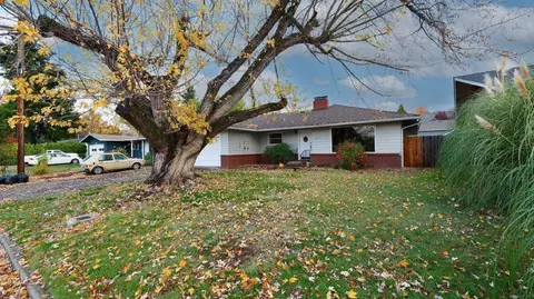 857 Olympic Ave, Medford, OR 97504
