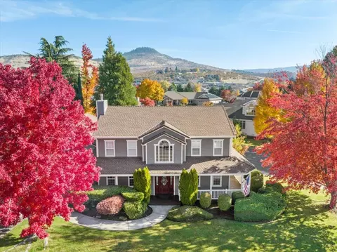 2930 Amblegreen Dr, Medford, OR 97504