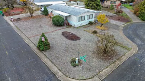 1868 Parkdale Dr, Grants Pass, OR 97526